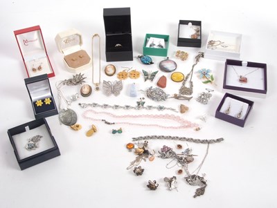 Lot 232 - A mixed lot of assorted costume jewelley to...