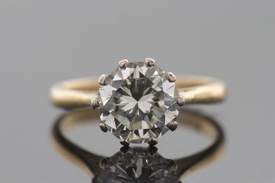 Lot 403 - An 18ct diamond solitaire ring, the round...