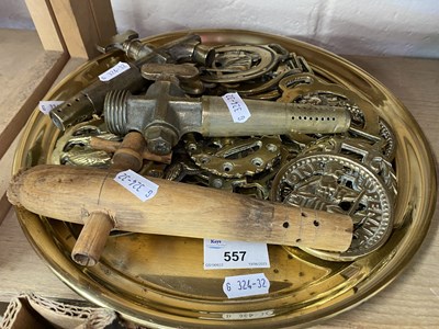 Lot 557 - Quantity of assorted brass ware to include a...