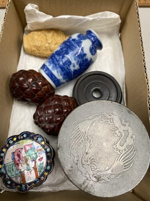 Lot 76 - Box of various small items to include Oriental...