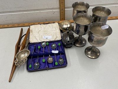 Lot 87 - Mixed Lot: Silver plated coffee spoons,...