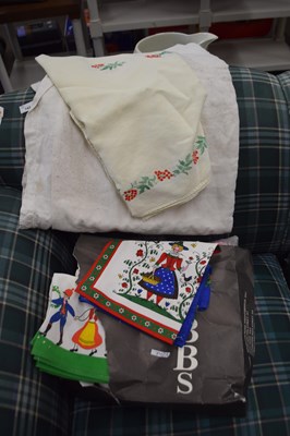 Lot 742A - Mixed Lot: Various assorted linen, tea towels etc