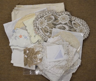 Lot 211 - A box of assorted linens, napkins,...