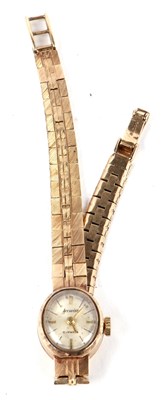 Lot 325 - A 9ct gold ladies Accurist wristwatch, the...