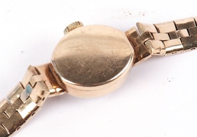 Lot 325 - A 9ct gold ladies Accurist wristwatch, the...