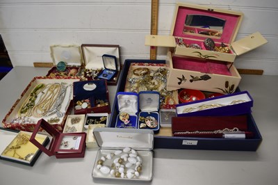 Lot 114 - Large quantity of costume jewellery to include...