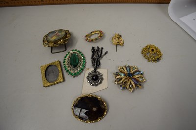 Lot 122 - Quantity of costume jewellery to include an...