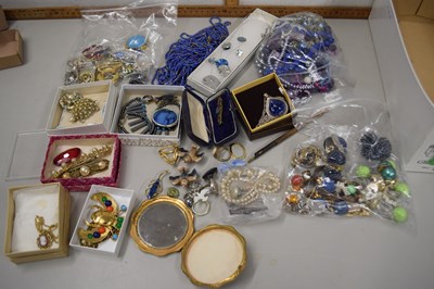 Lot 124 - Quantity of assorted costume jewellery to...