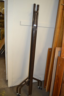 Lot 686 - Collapsible clothes rail