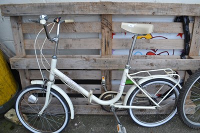 Lot 879 - A ladies white Wayfarer bicycle