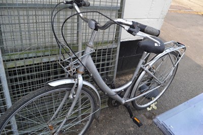 Lot 886 - A ladies silver Mayfair Classic bicycle