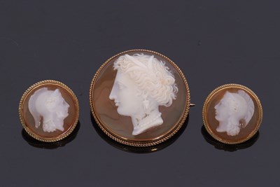 Lot 363 - A hardstone carved cameo and earrings, the...