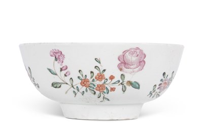 Lot 94 - Lowestoft porcelain bowl  circa 1780 with a...