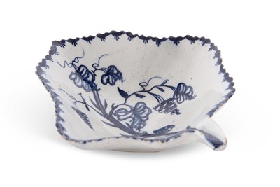 Lot 101 - A Lowestoft porcelain pickle dish painted in...