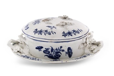 Lot 127 - A Lowestoft porcelain butter tub, cover and...