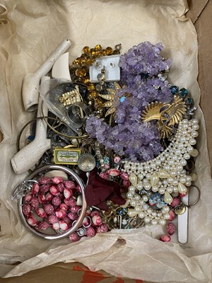 Lot 82 - Box of various assorted costume jewellery