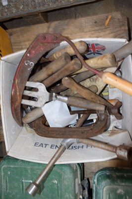 Lot 60 - Box containing various hand garden tools