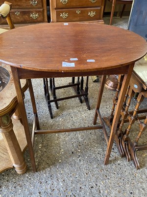 Lot 274 - Small Edwardian oval topped table, 61cm wide