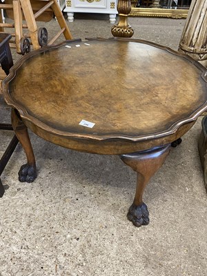 Lot 296 - 20th Century walnut veneered coffee table