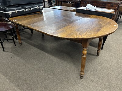 Lot 646 - Oak and elm circular dining table raised on...