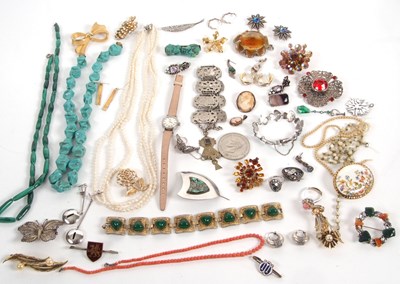 Lot 226 - A quantity of costume jewellery to incude a...