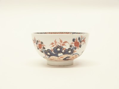 Lot 441 - A large Lowestoft porcelain tea bowl with the...