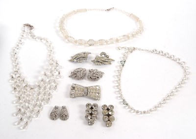 Lot 200 - A mixed lot of jewellery to include a carved...