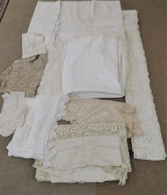 Lot 203 - A quantity of assorted linens to include a...