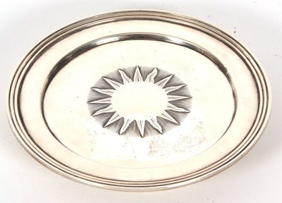 Lot 4 - George IV silver paten, engraved with a radial...