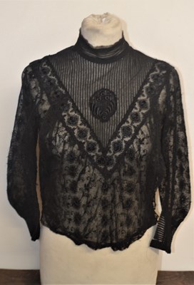 Lot 4 - A late 19th / early 20th century black lace...