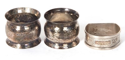 Lot 116 - A pair of Edwardian silver serviette rings,...