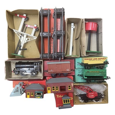 Lot 162 - A mixed lot of boxed Hornby and Triang 0 gauge...