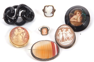 Lot 173 - A quantity of jewellery to include a 9ct shell...