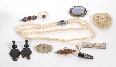 Lot 203 - A mixed group of jewellery to include a 9ct...