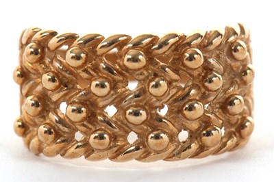 Lot 65 - A 9ct ring, the 12mm band of knotted design...