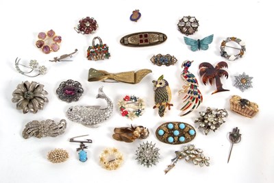 Lot 223 - A quantity of brooches to include an enamel...